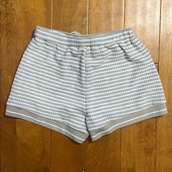 Women's Stripped Tan & White Shorts Size M Coastal Beach Resort Nautical - Picture 5 of 7